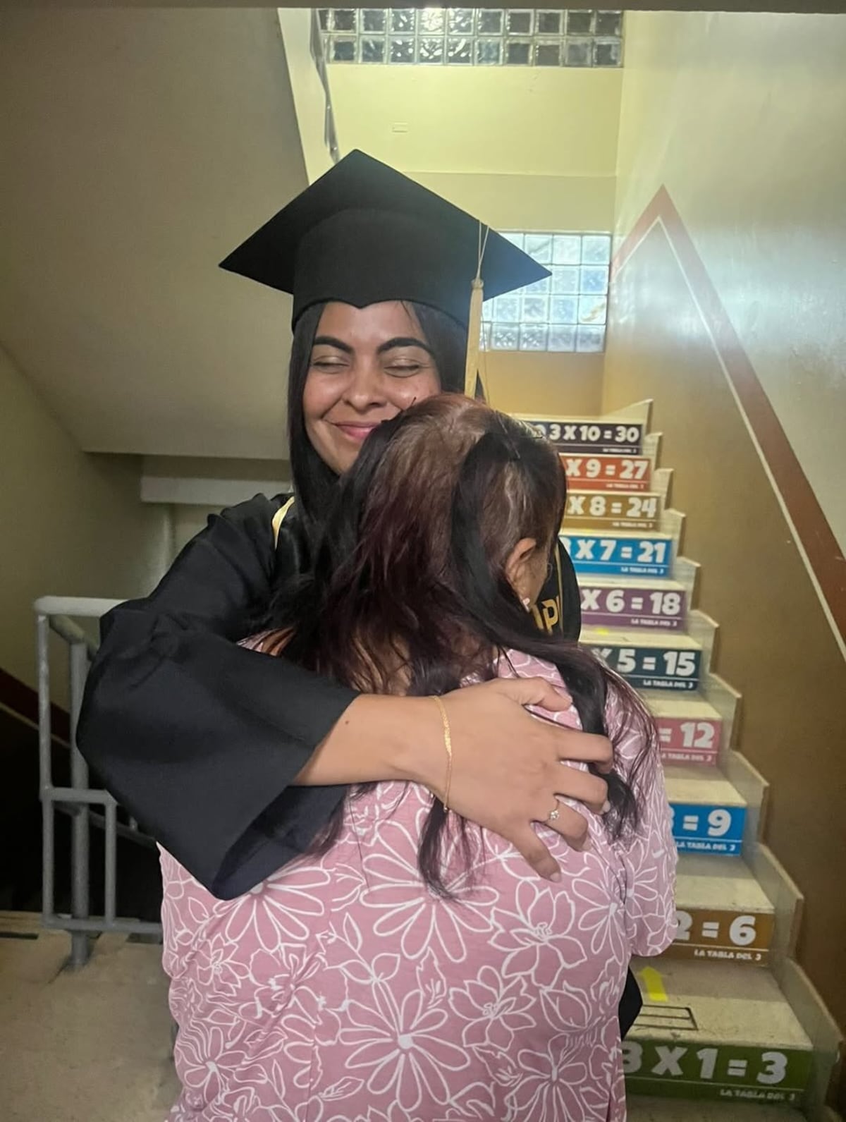 La futbolista panameña Laurie Batista, de la Selección de Panamá, celebra su graduación de la universidad