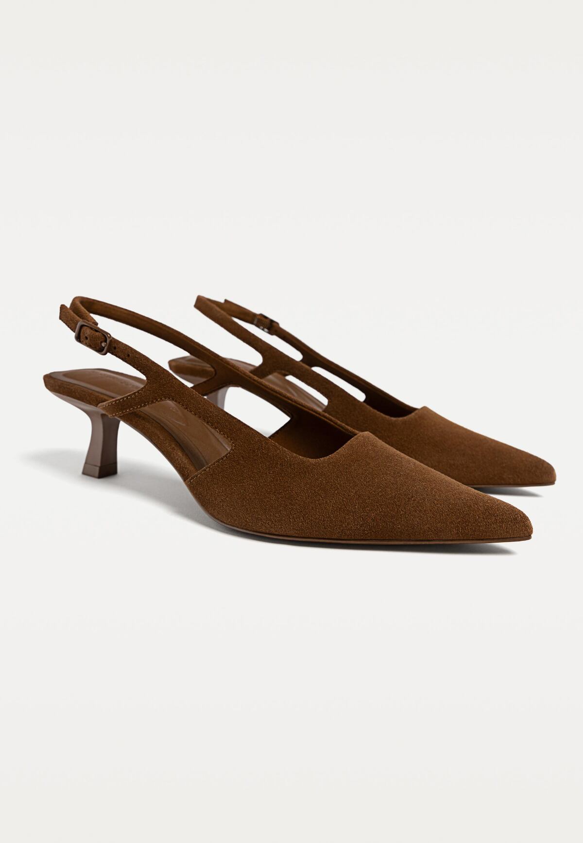 6 calzados de punta y tacón bajo al estilo de la reina Letizia