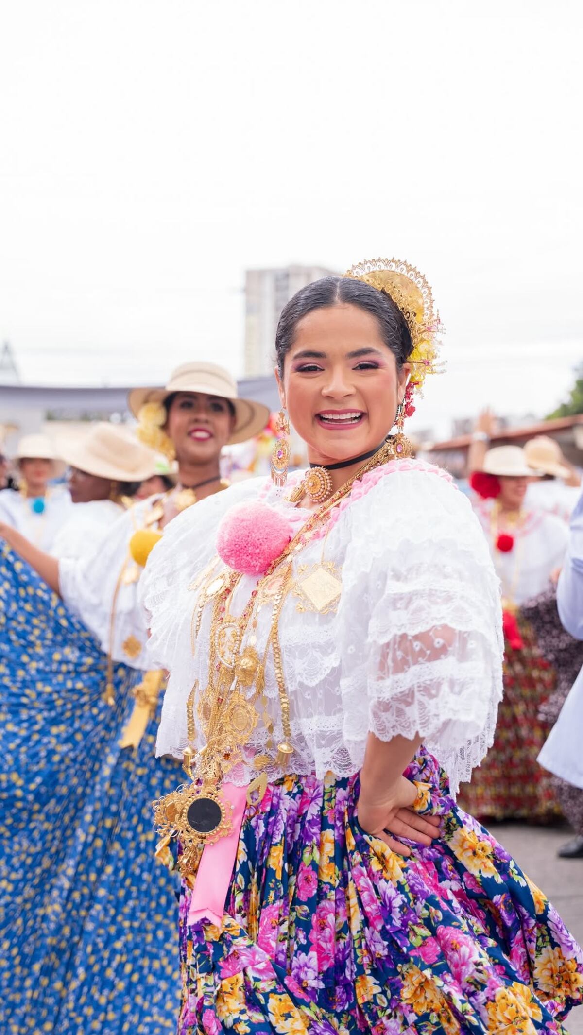 La alcaldesa Irma Hernández se empollera y participa de los desfiles del 10 de noviembre en Brisas del Golf