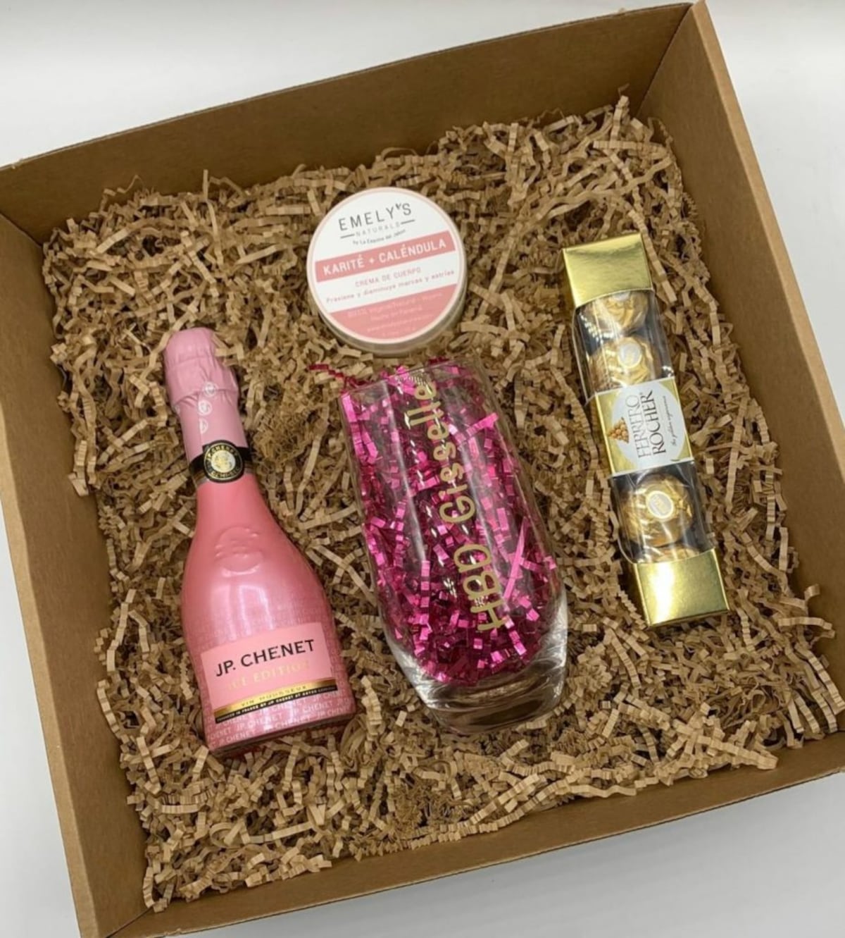 Bingo, ‘gift box’ y comedia: ideas para el baby shower virtual