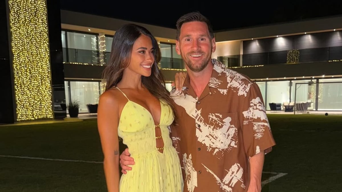 El vestido amarillo de Antonela Roccuzzo en Navidad y el ‘look’ en bermuda de su esposo Lionel Messi