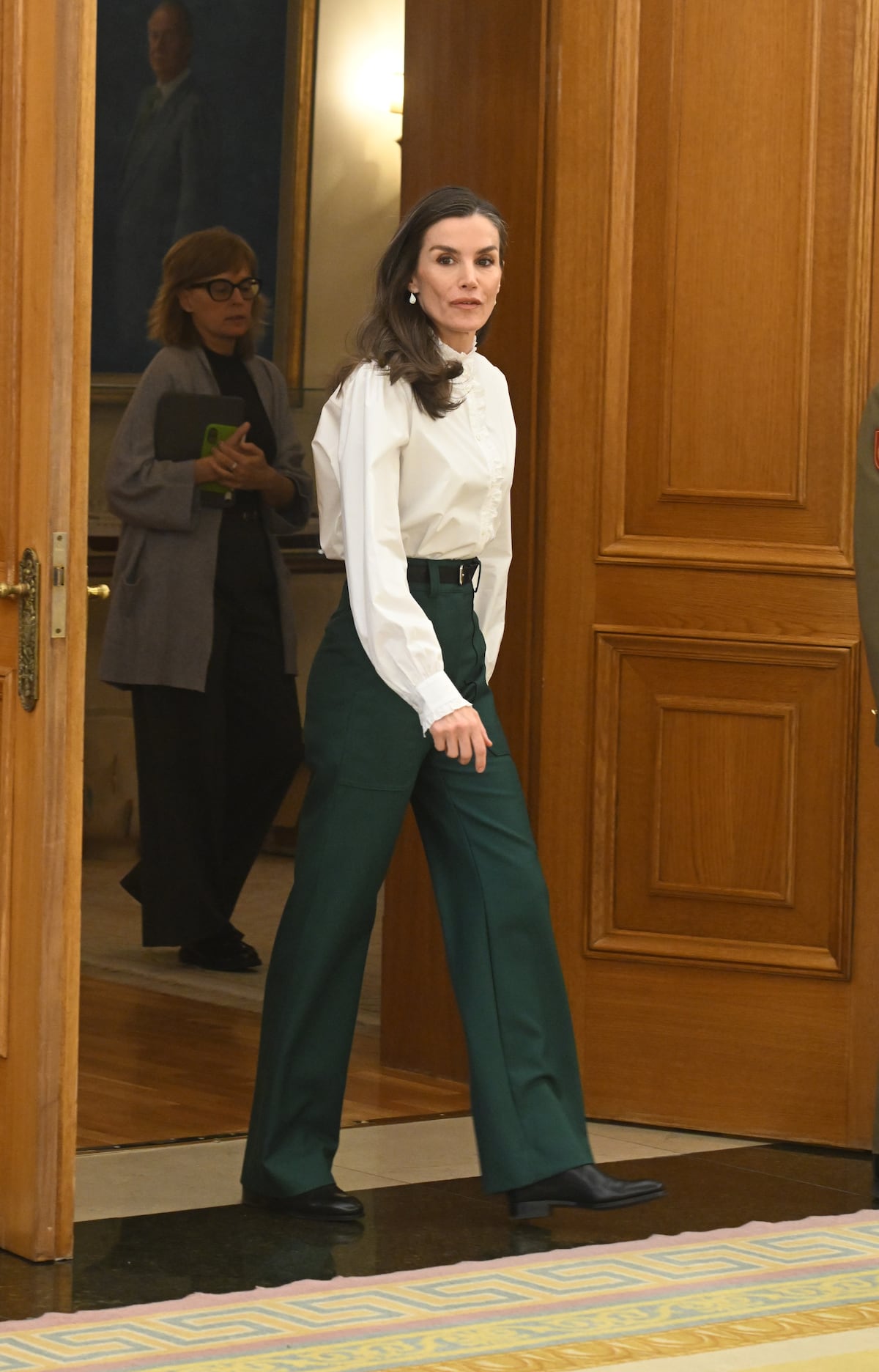 El ‘look’ ‘working girl’ de la reina Letizia de España: blusa blanca y pantalón verde de talle alto 