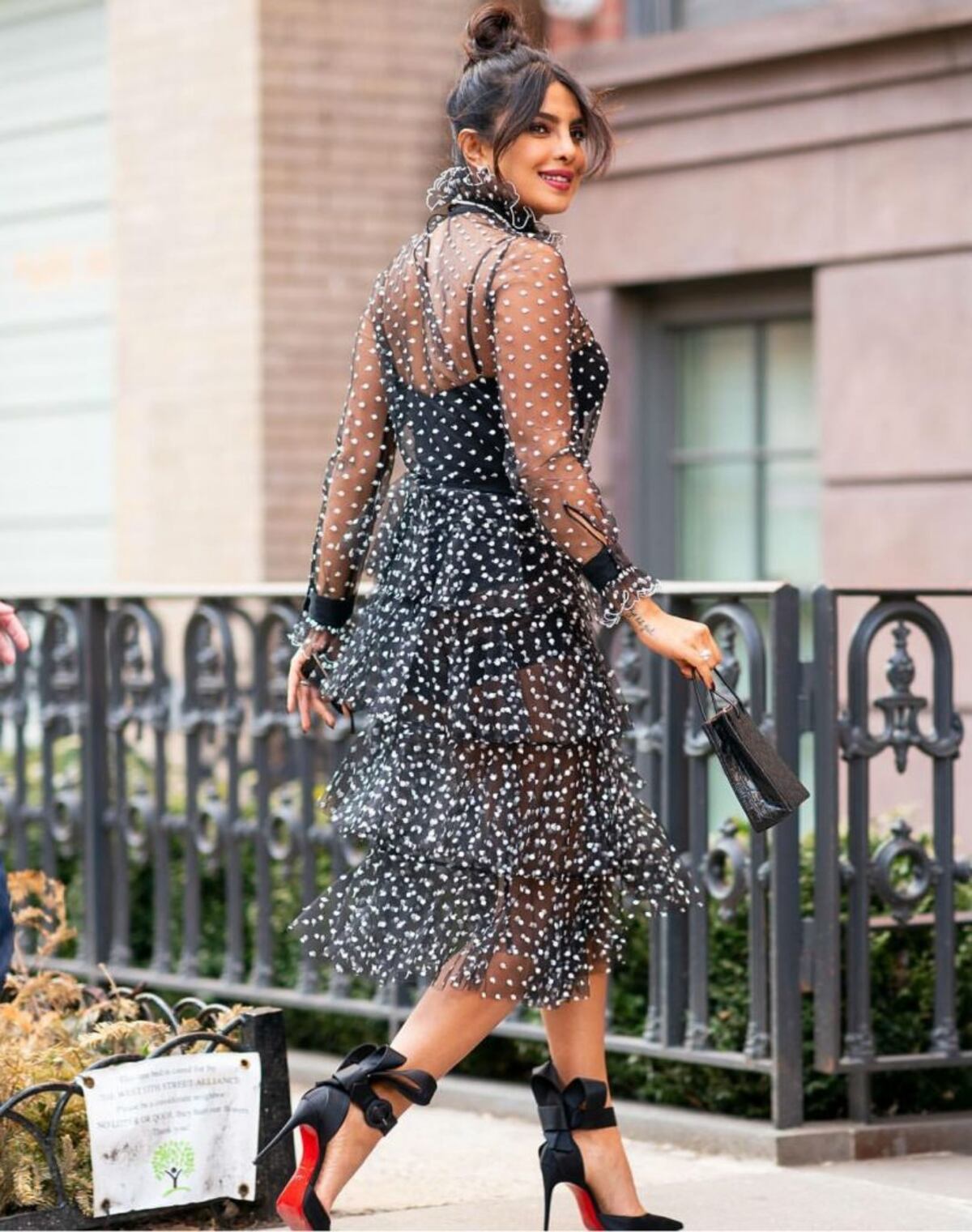 5 formas de incorporar lazos en tu ‘look’ (según las famosas)