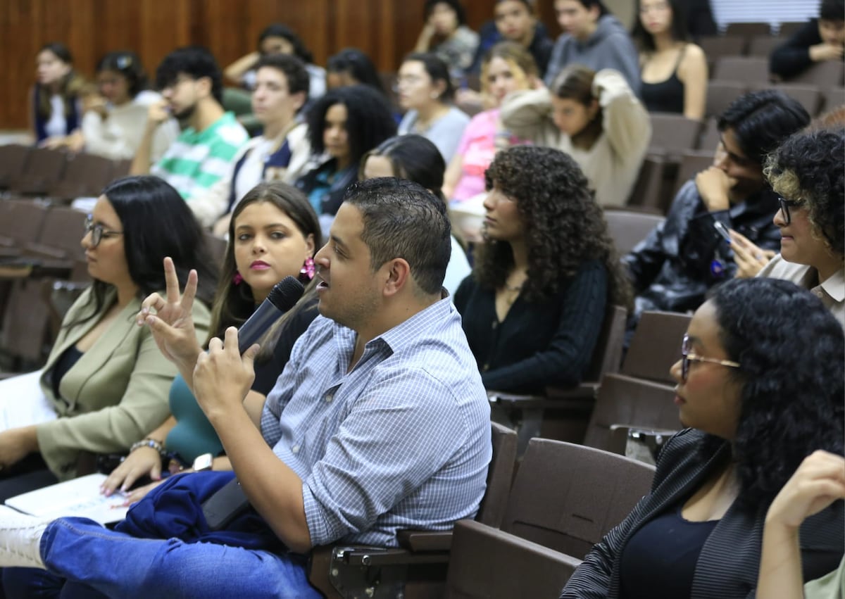 El fotógrafo Alexander Arosemena de La Prensa comparte su experiencia en fotoperiodismo con estudiantes de la USMA