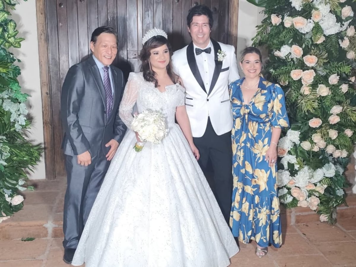 El cantante Emilio Regueira, de Los Rabanes, se casó por la iglesia en su tierra Chitré