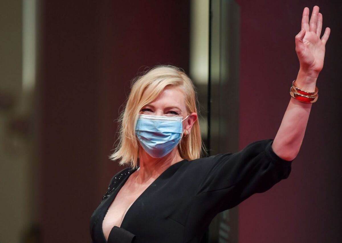 Lo ‘chic’ es repetir: Cate Blanchett reutiliza y dona sus vestidos