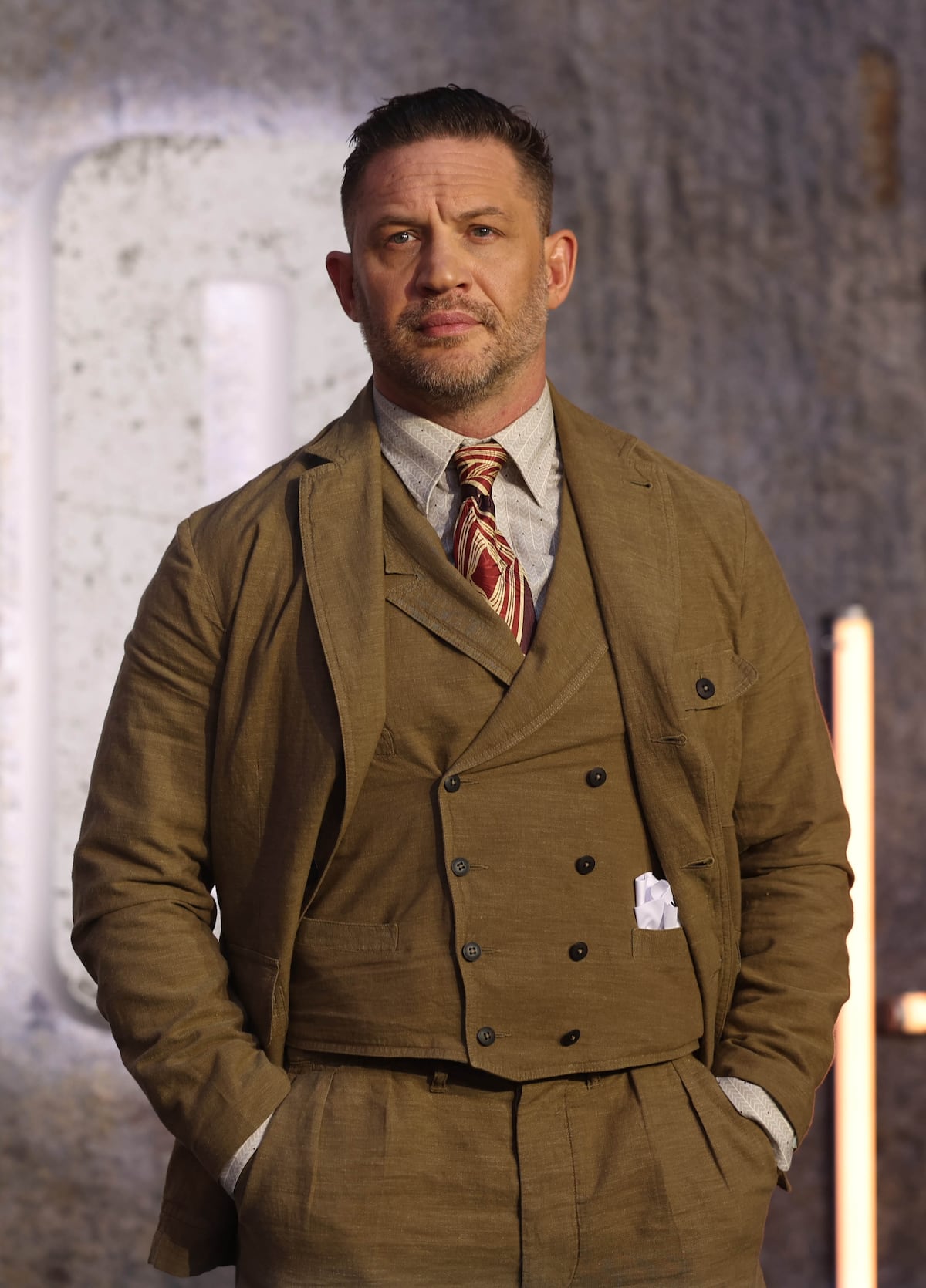 Tom Hardy, #GuaposDeEllas, y su traje estilo años 30 para el estreno de ‘Havoc’