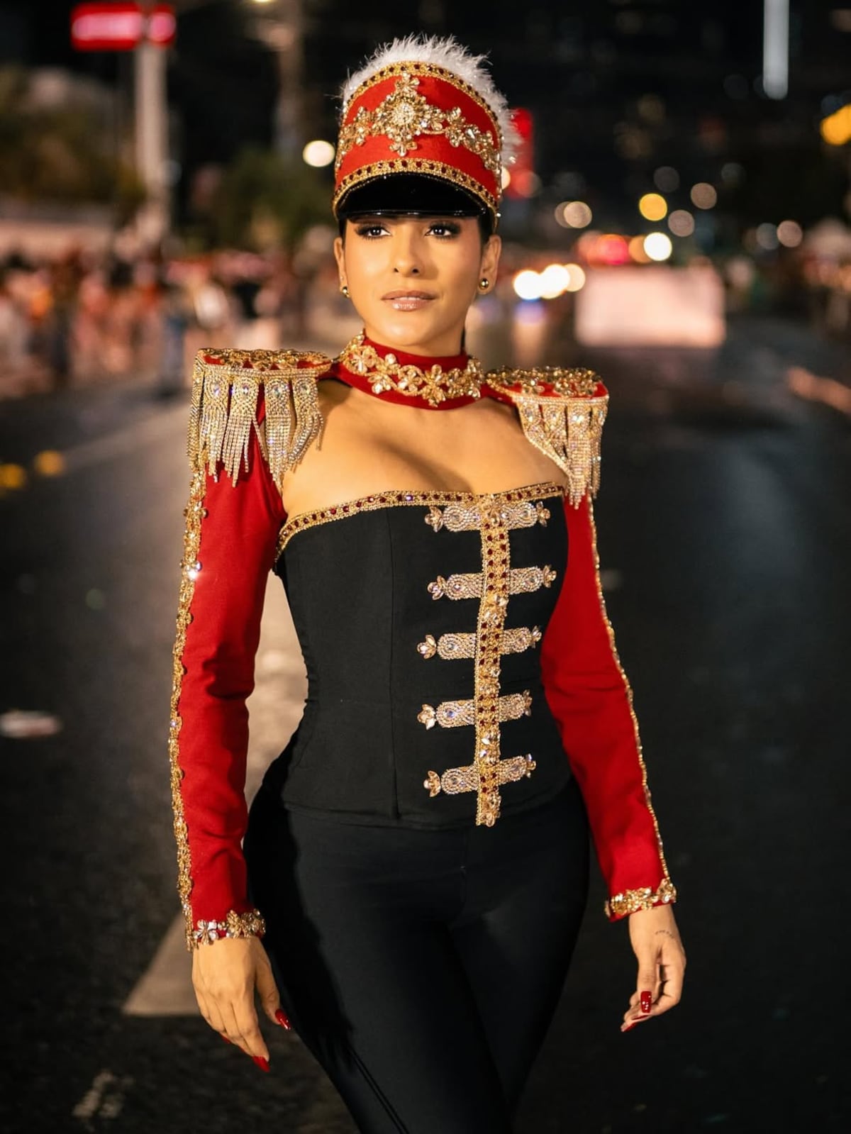 Jacky Guzmán, presentadora panameña, y su atuendo inspirado en El Cascanueces para el desfile de Navidad City of Stars