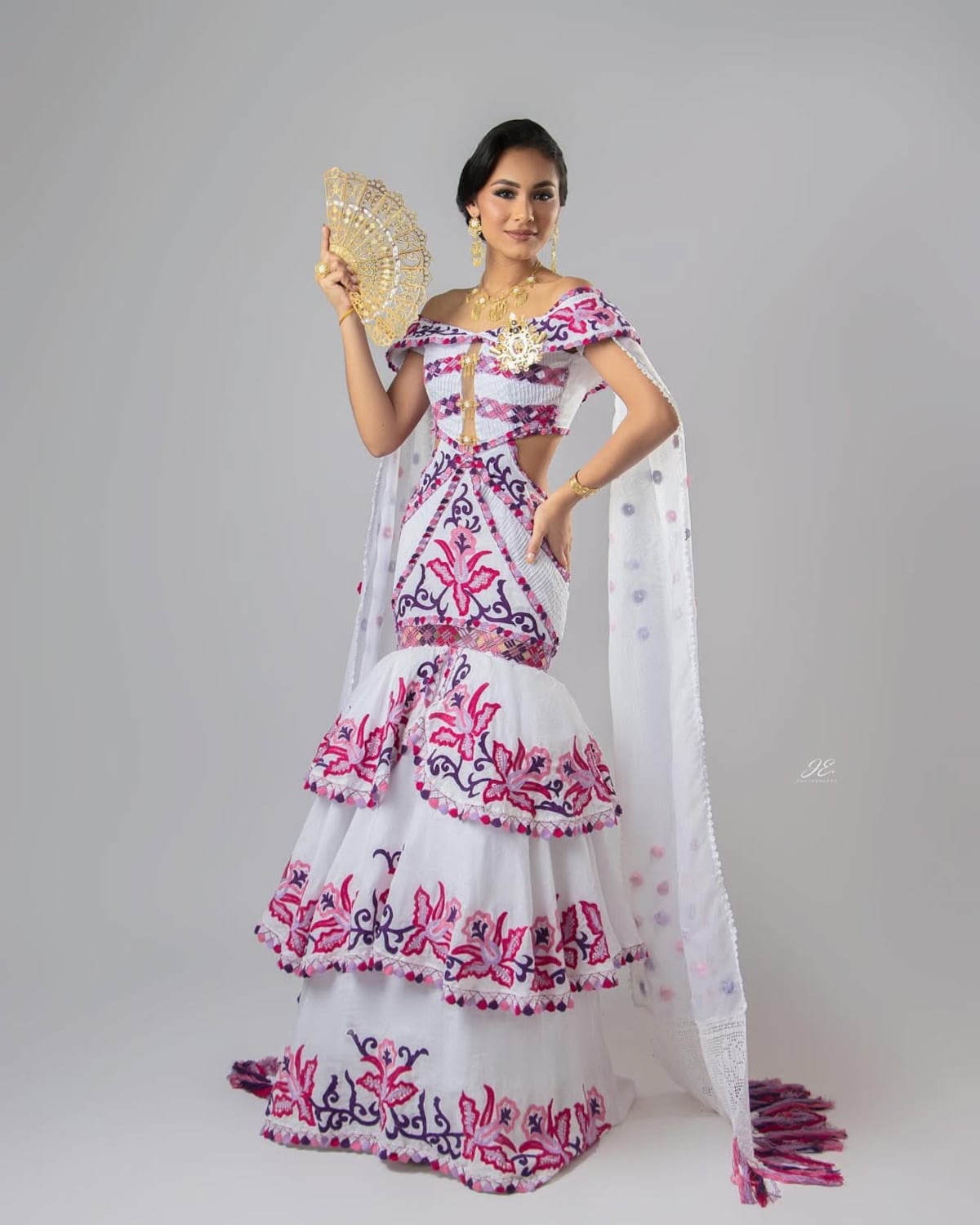 El vestido estilizado de coronación de la Señorita 28 de noviembre de Chepo