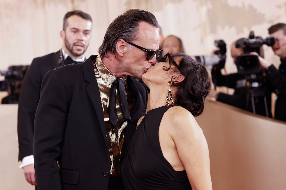 Besos y risas cómplices: parejas de famosos en los Globos de Oro 2026