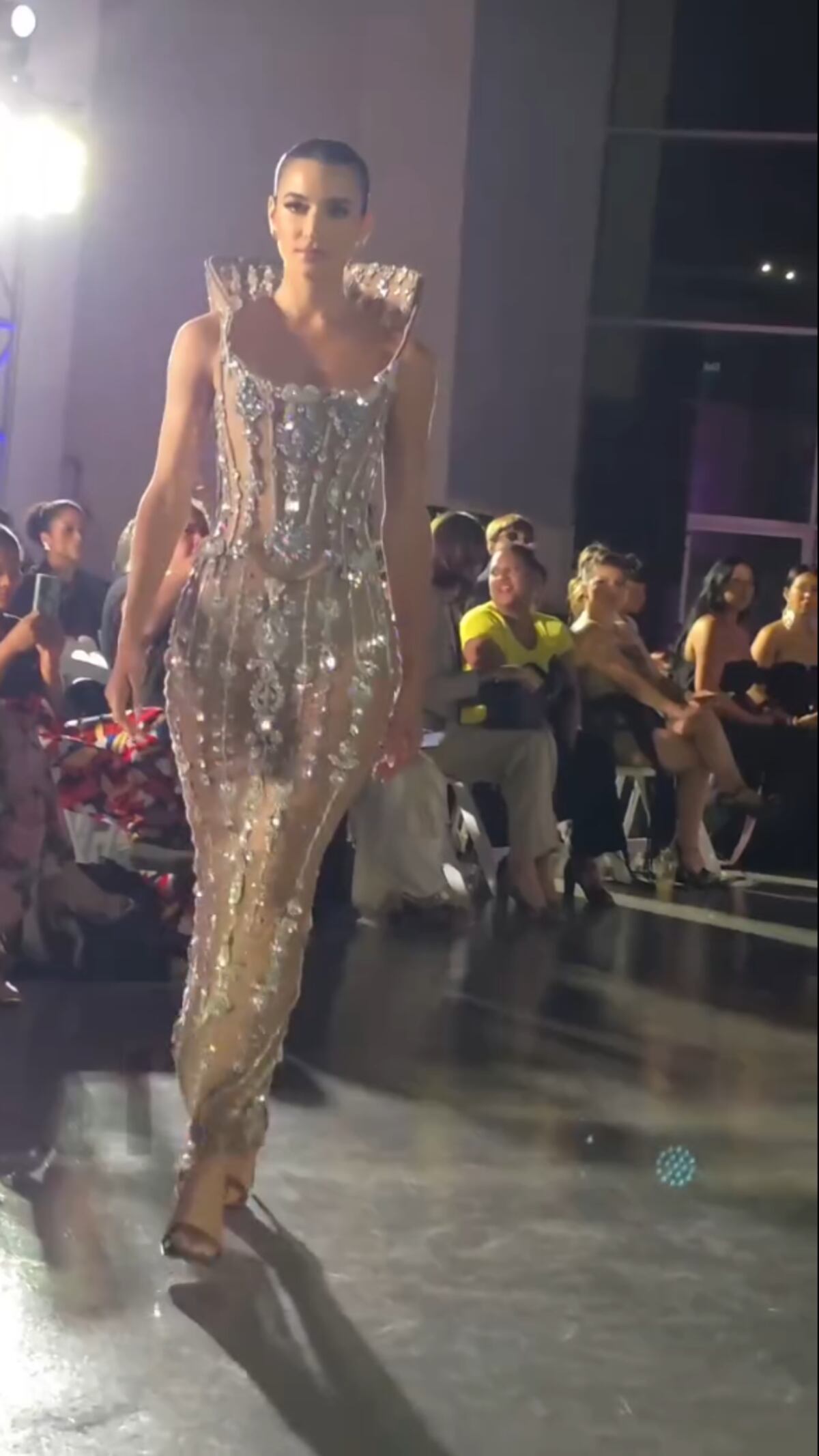 Chikybombom deslumbra en los Premios Billboard Latinos con un diseño de Giannina Azar presentado en Panamá