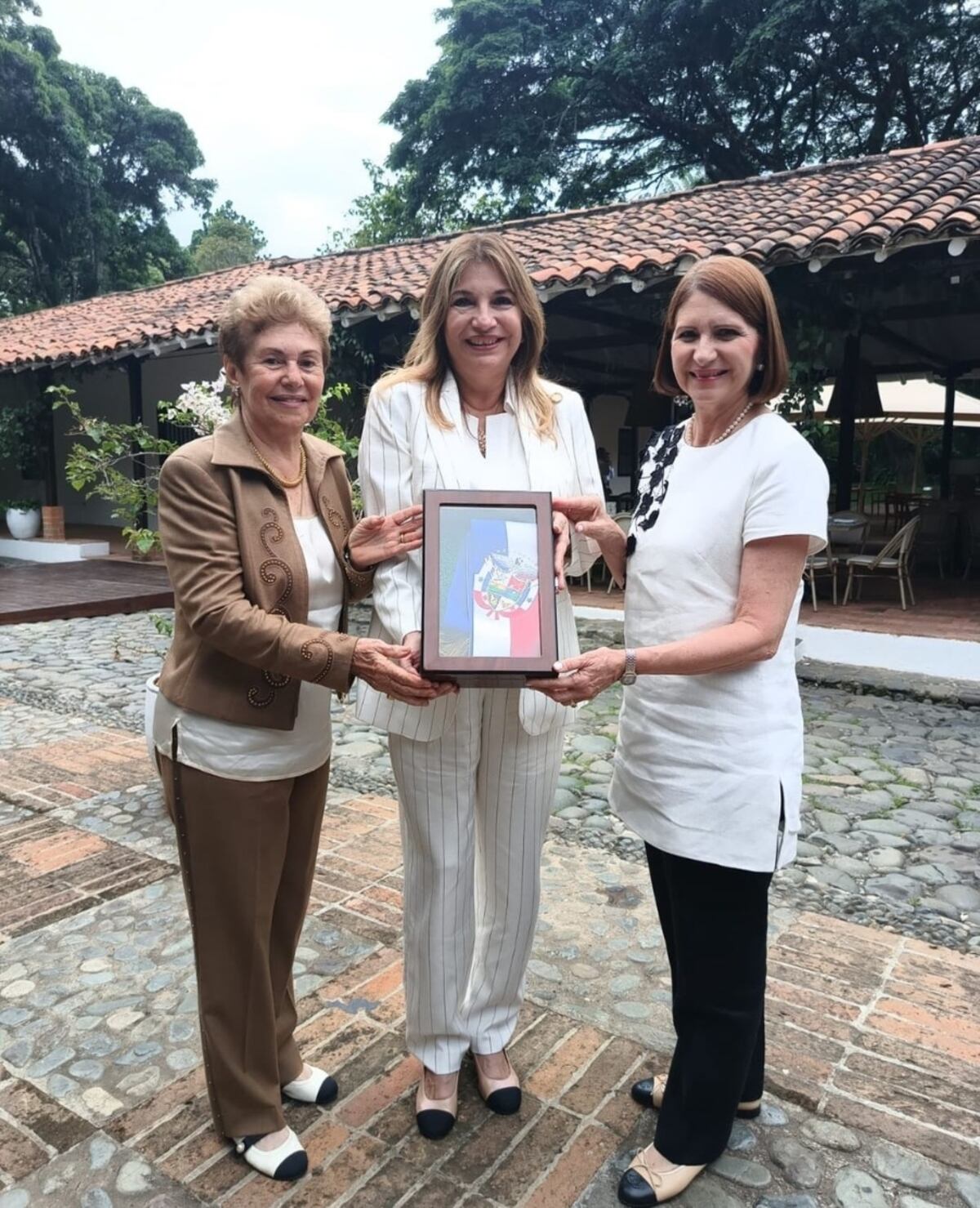 Maricel, Marta y Mireya reciben en Colombia la banda presidencial que usará Mulino en la toma de posesión