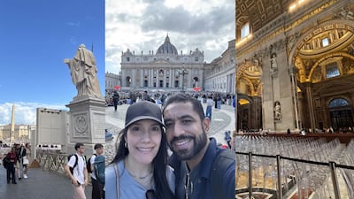 Una pareja de panameños presencia el inicio del cónclave 2025 en el Vaticano