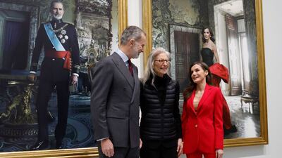 Los reyes de España contemplan sus retratos ante su autora, la fotógrafa Annie Leibovitz 