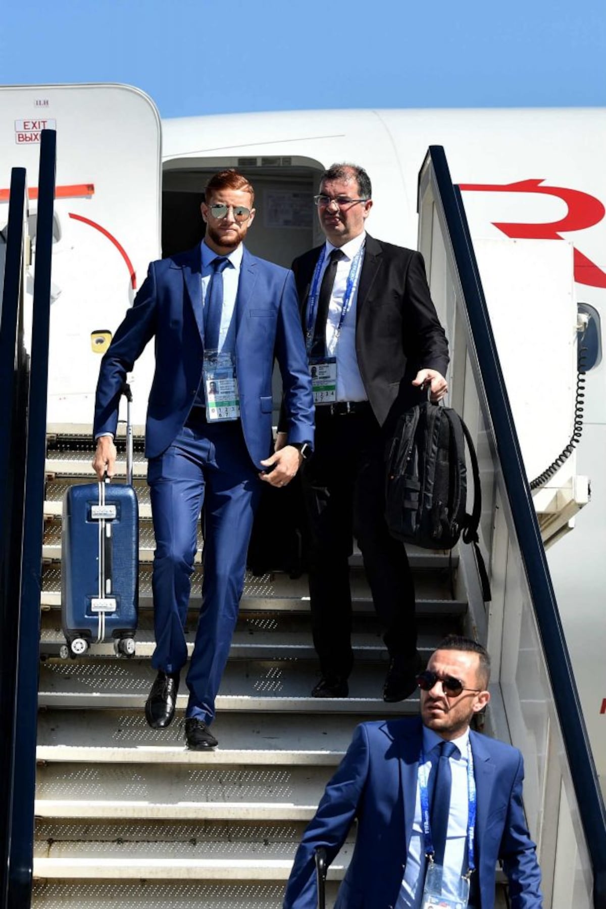 Bolsos de Versace y trajes de lujo en la llegada de los equipos a Rusia