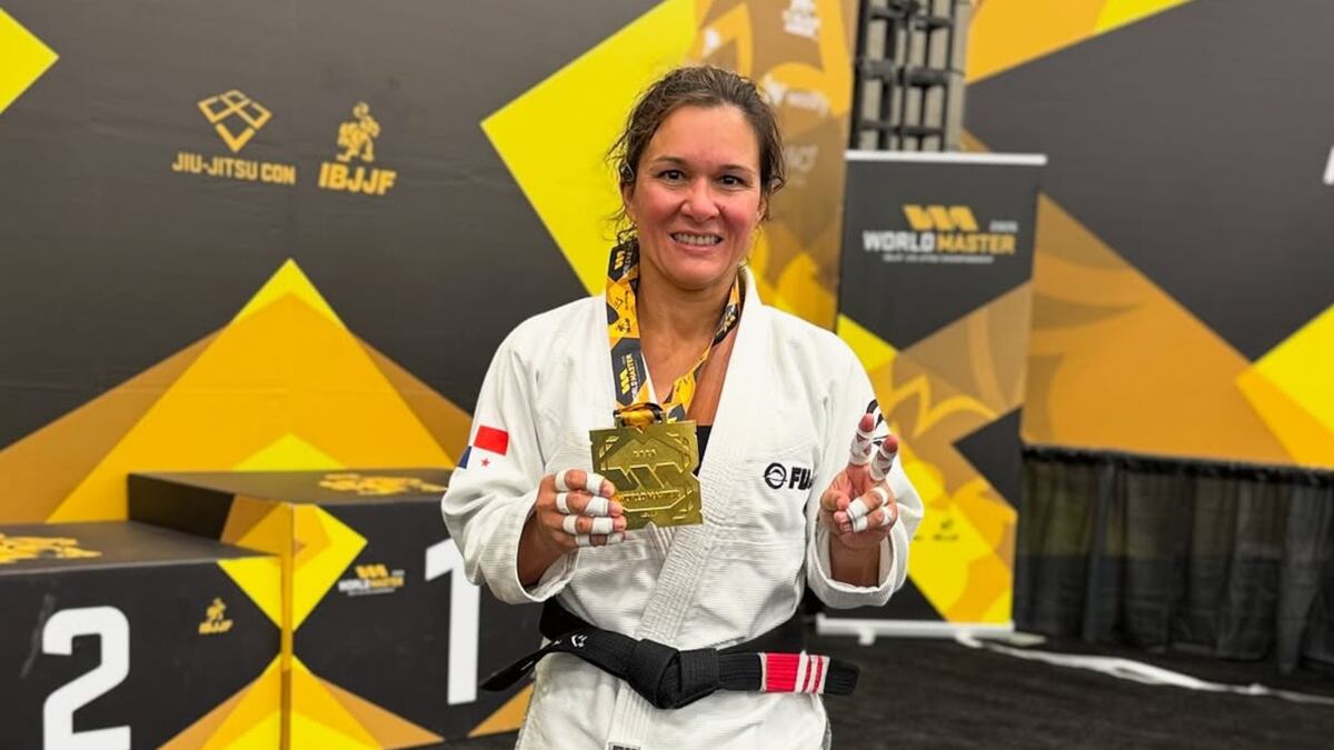 La panameña Jennisín Rosanía logró medalla de oro ‘black belt’ en un campeonato mundial de Jiu-Jitsu