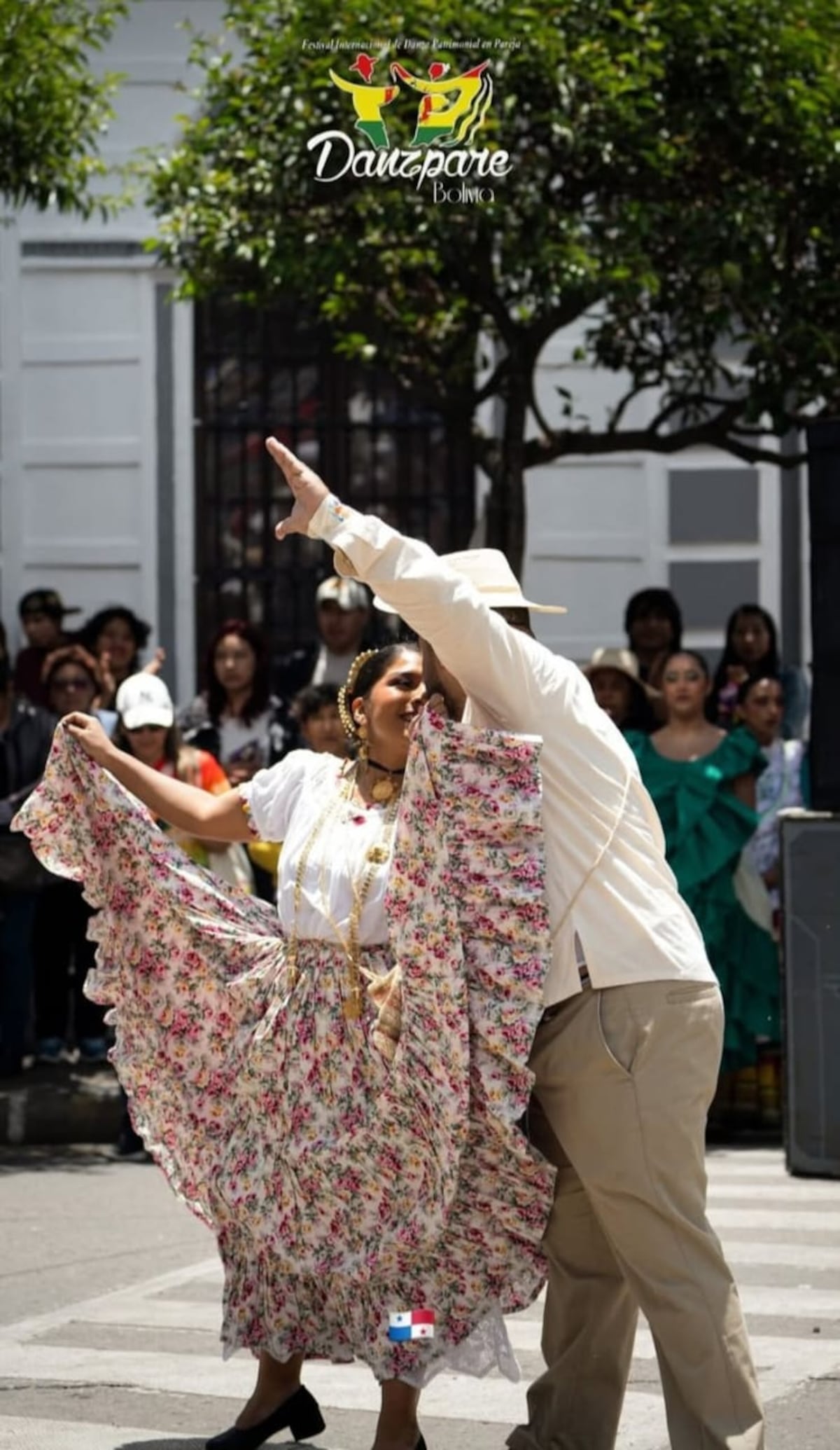 Rikiplops y la arquitecta Rosadalys Pérez representan a Panamá en festival internacional de baile típico