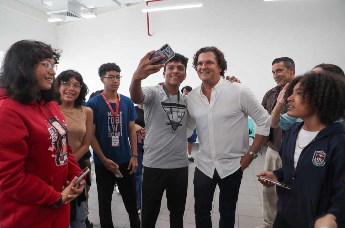 El cantante colombiano Carlos Vives comparte con los estudiantes de la Ciudad de las Artes en Panamá