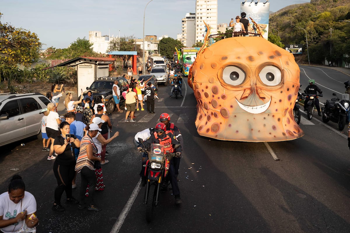 Venezolanos disfrutan el Carnaval con desfiles de carrozas y visitas playeras