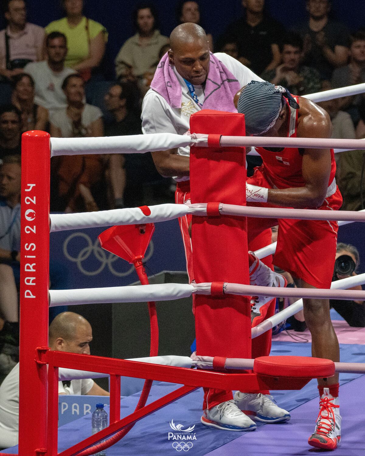 Gustavo Caicedo, el entrenador darienita y capitán de la policía que acompaña a Atheyna hacia el triunfo olímpico