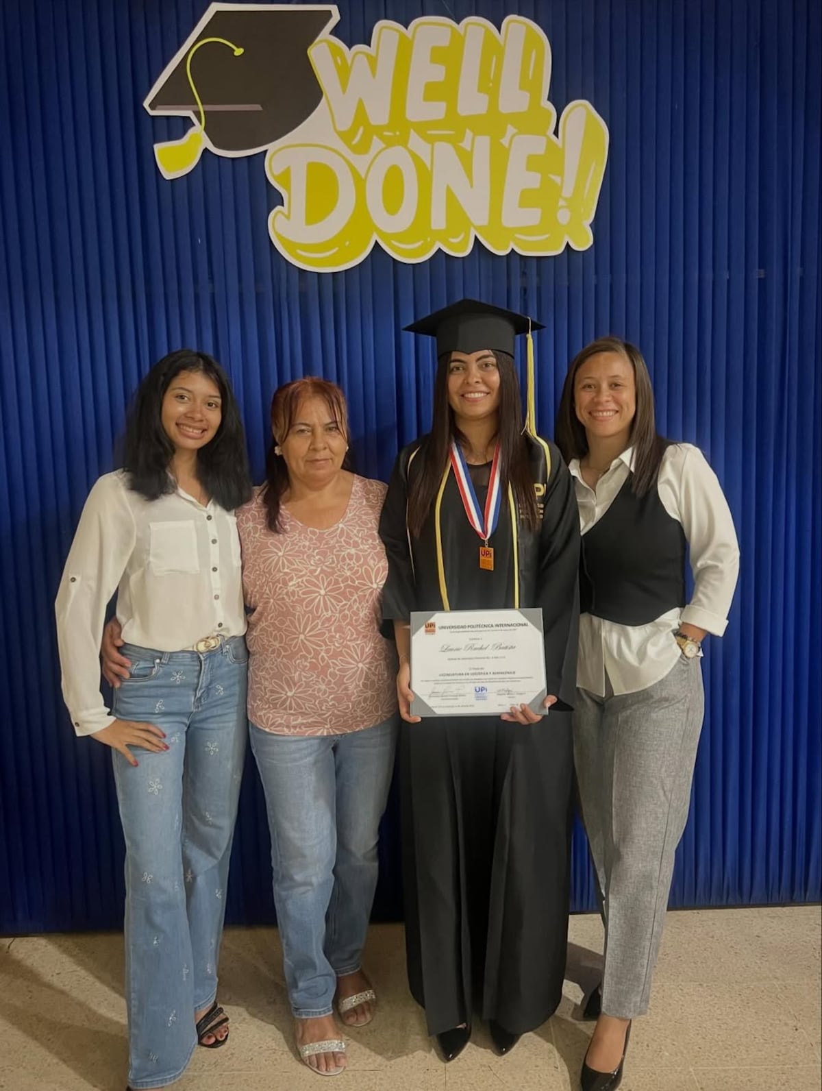 La futbolista panameña Laurie Batista, de la Selección de Panamá, celebra su graduación de la universidad