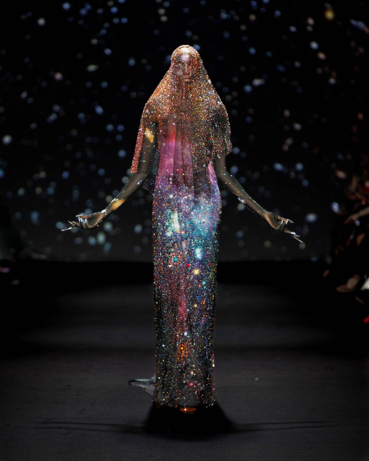 El abrigo de Usher, con 500 horas de bordado a mano y 5 mil cristales de Swarovski, para un concierto en Londres