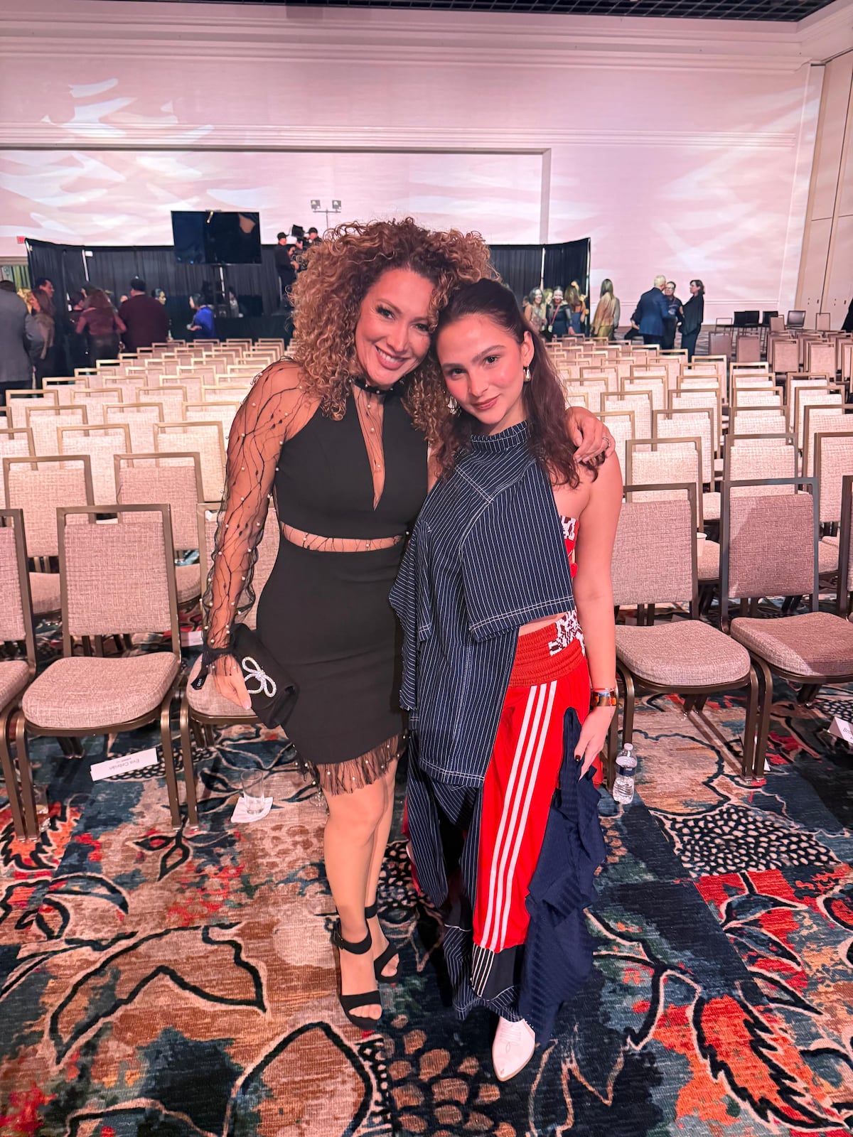 La cantante Yael Danon y sus atuendos de diseño panameño en los Latin Grammy 2025