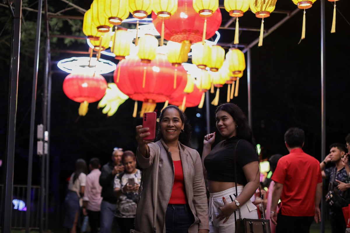 Con luces y colores, el Festival de Linternas Chinas ilumina el Parque Omar