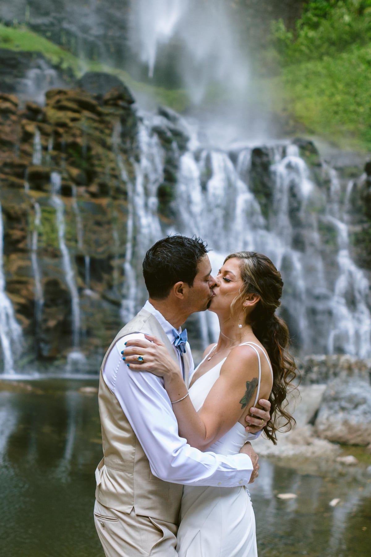 La boda en Panamá bajo la caudalosa cascada Kiki en la comarca Ngäbe-Buglé
