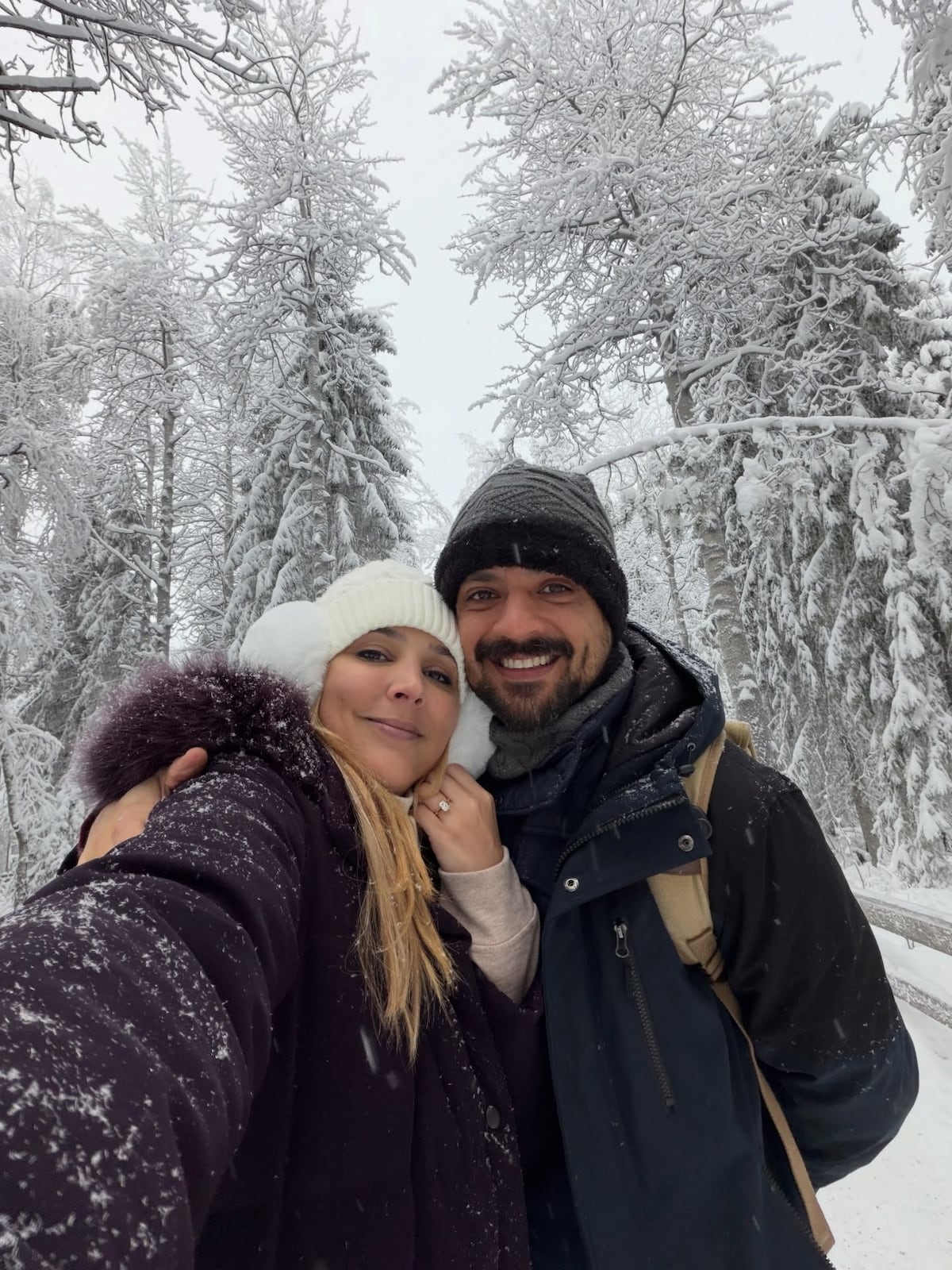 El actor panameño Andrés Morales se compromete con Gulliana Bissot De la Lastra bajo las auroras boreales