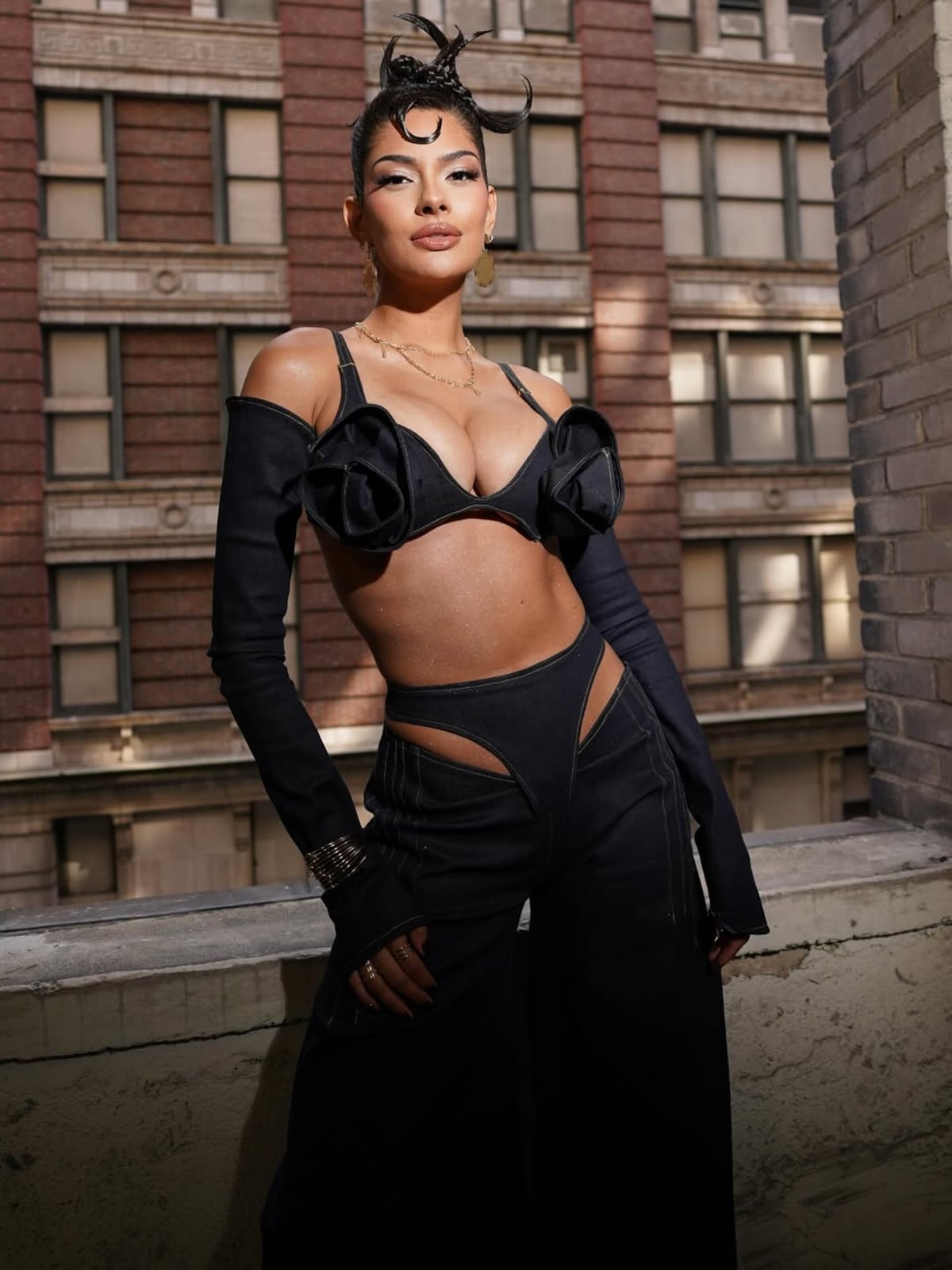 Denim y tanga: el ‘look’ atrevido y moderno de Sheynnis Palacios en el estreno de ‘Squid Game’