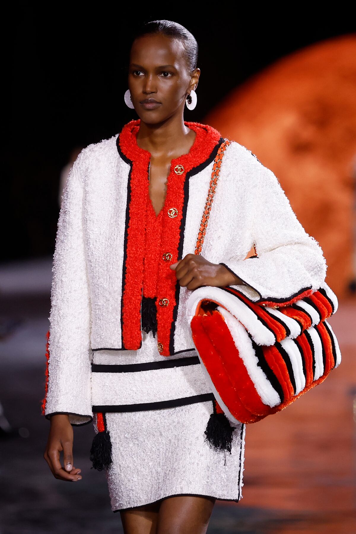 Chanel inaugura en París la era de Matthieu Blazy con una moda de aplauso