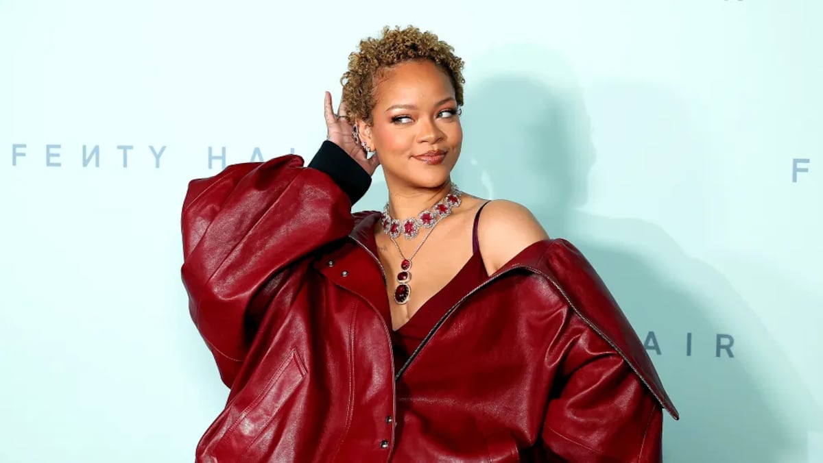 Rulitos cortos y dorados: Rihanna luce su cabello natural en el lanzamiento de Fenty Hair