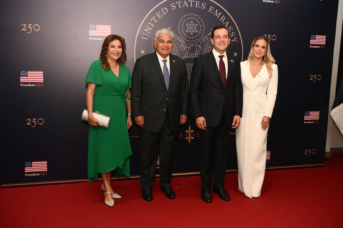 El look de Mayer Mizrachi, Mireya Moscoso y demás invitados a la alfombra roja de la recepción por los 250 años de la independencia de Estados Unidos