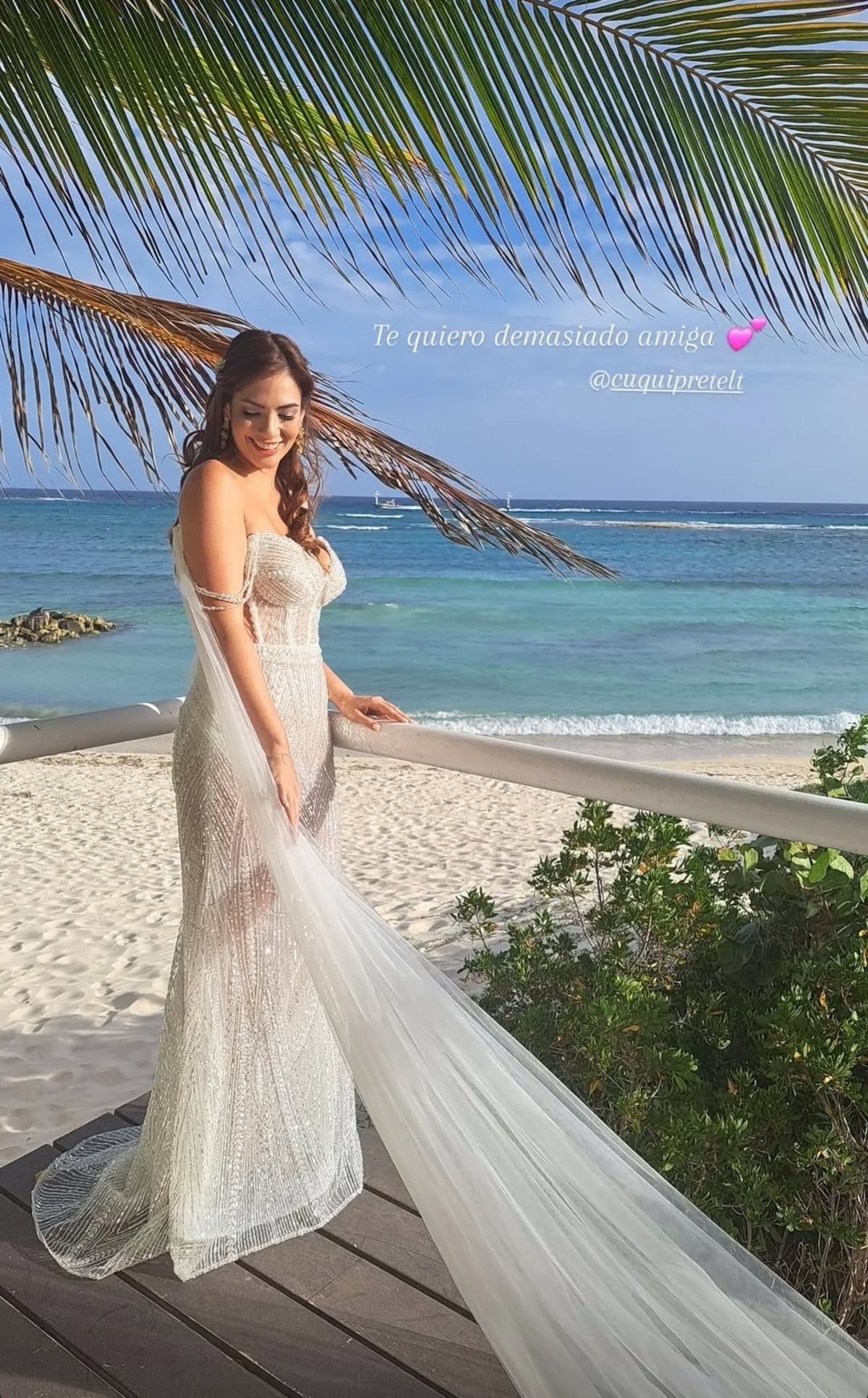 Transparencias y pedrerías: el vestido de novia de Cuqui Pretelt para su boda con Domil Leira en Aruba