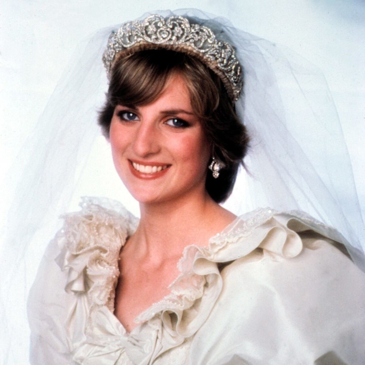 La tiara con la que se casó la princesa Diana, y que será heredada por su nieta Charlotte, en exhibición