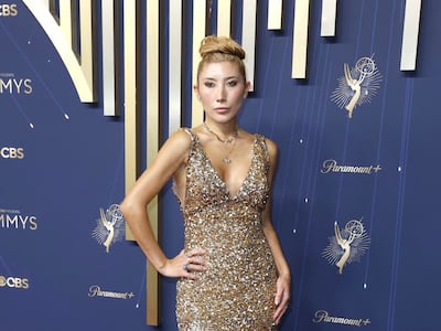La firma de moda panameña Maison Murad vistió a la actriz Dichen Lachman en los premios Emmy
