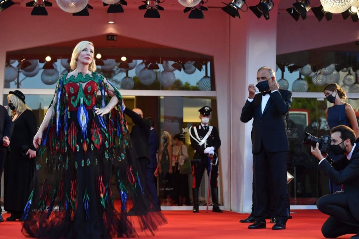Lo ‘chic’ es repetir: Cate Blanchett reutiliza y dona sus vestidos