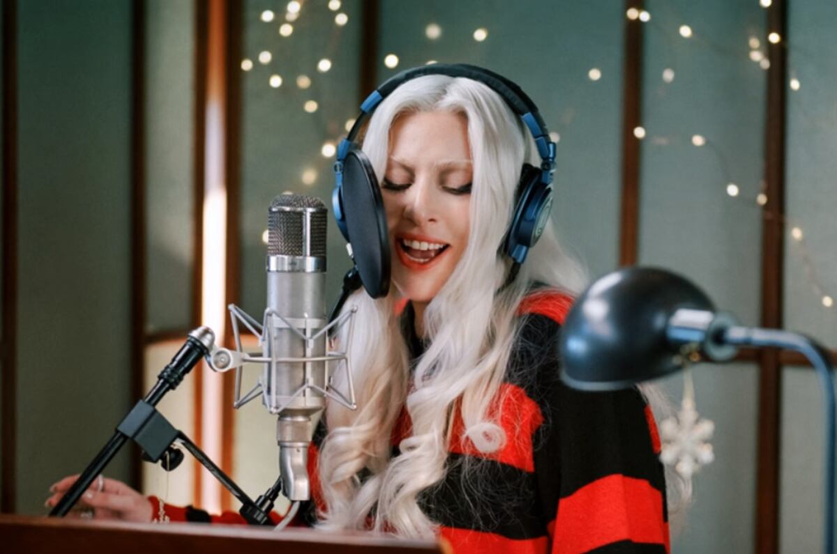 Lady Gaga se une a la moda navideña con una versión de ‘Santa Claus is coming to town’