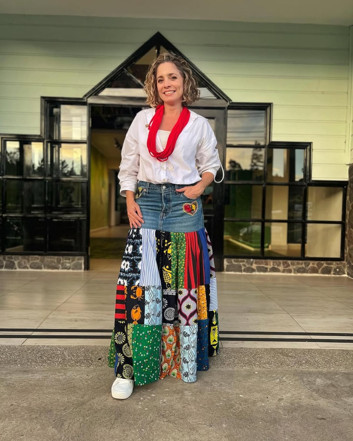 La falda de retazos, de diseño panameño, de la ministra de turismo, Gloria De León, que lució en un evento en Chiriquí