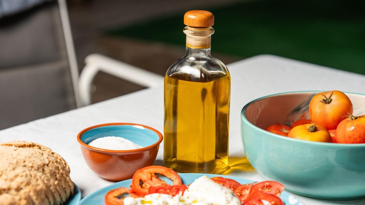 Cómo la pimienta negra y el aceite de oliva potencian los nutrientes de los alimentos que comemos