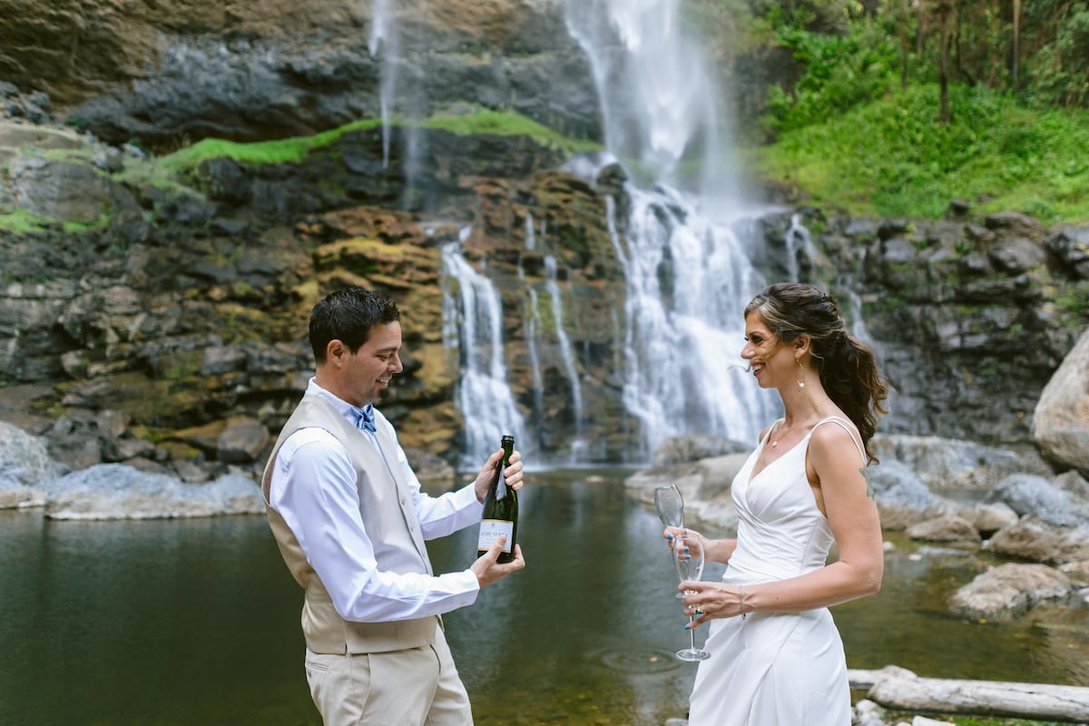 La boda en Panamá bajo la caudalosa cascada Kiki en la comarca Ngäbe-Buglé