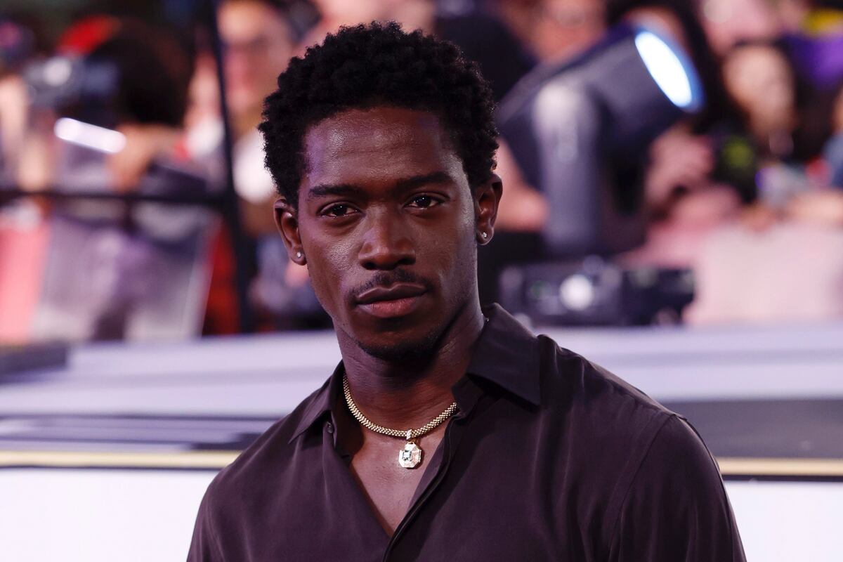 Rapado y vestido de lila, las fotos de Brad Pitt en México para presentar la película ‘F1′