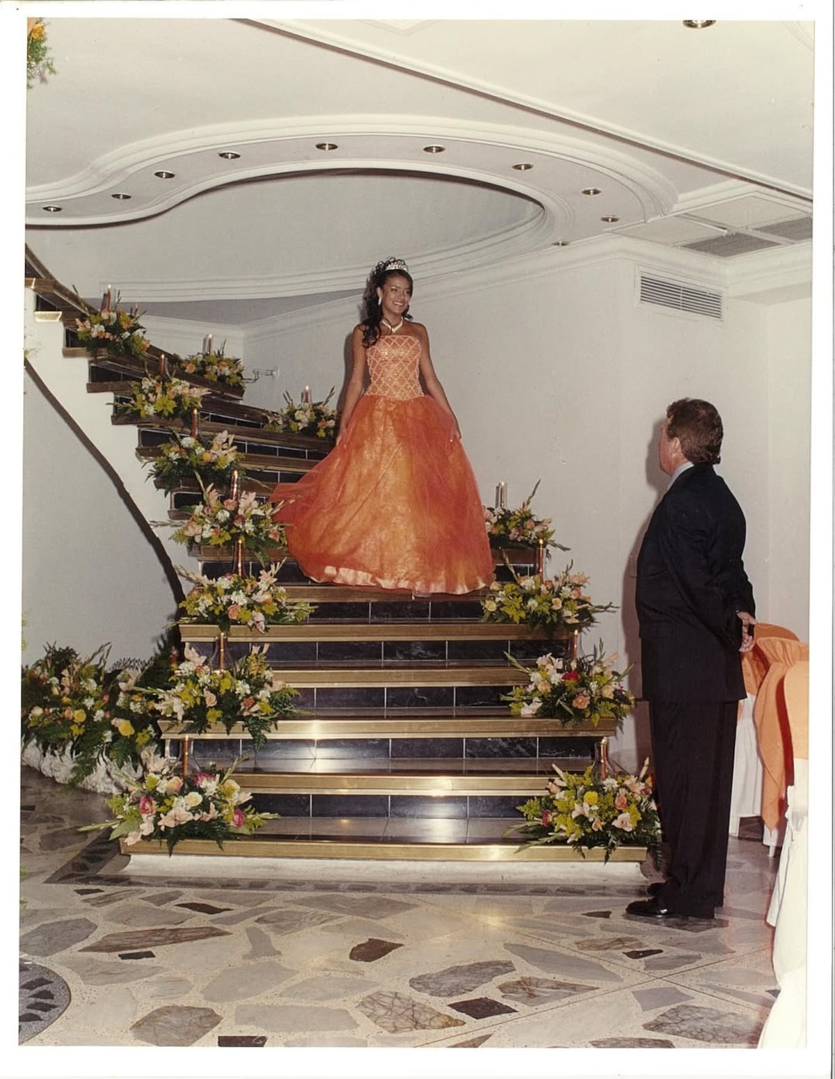 Con estas fotografías, la cantante Karol G revive su fiesta de 15 años