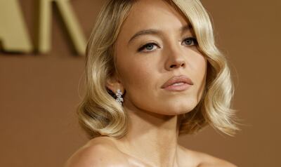 La actriz Sydney Sweeney cuelga sujetadores en el cartel de Hollywood y podría enfrentar cargos