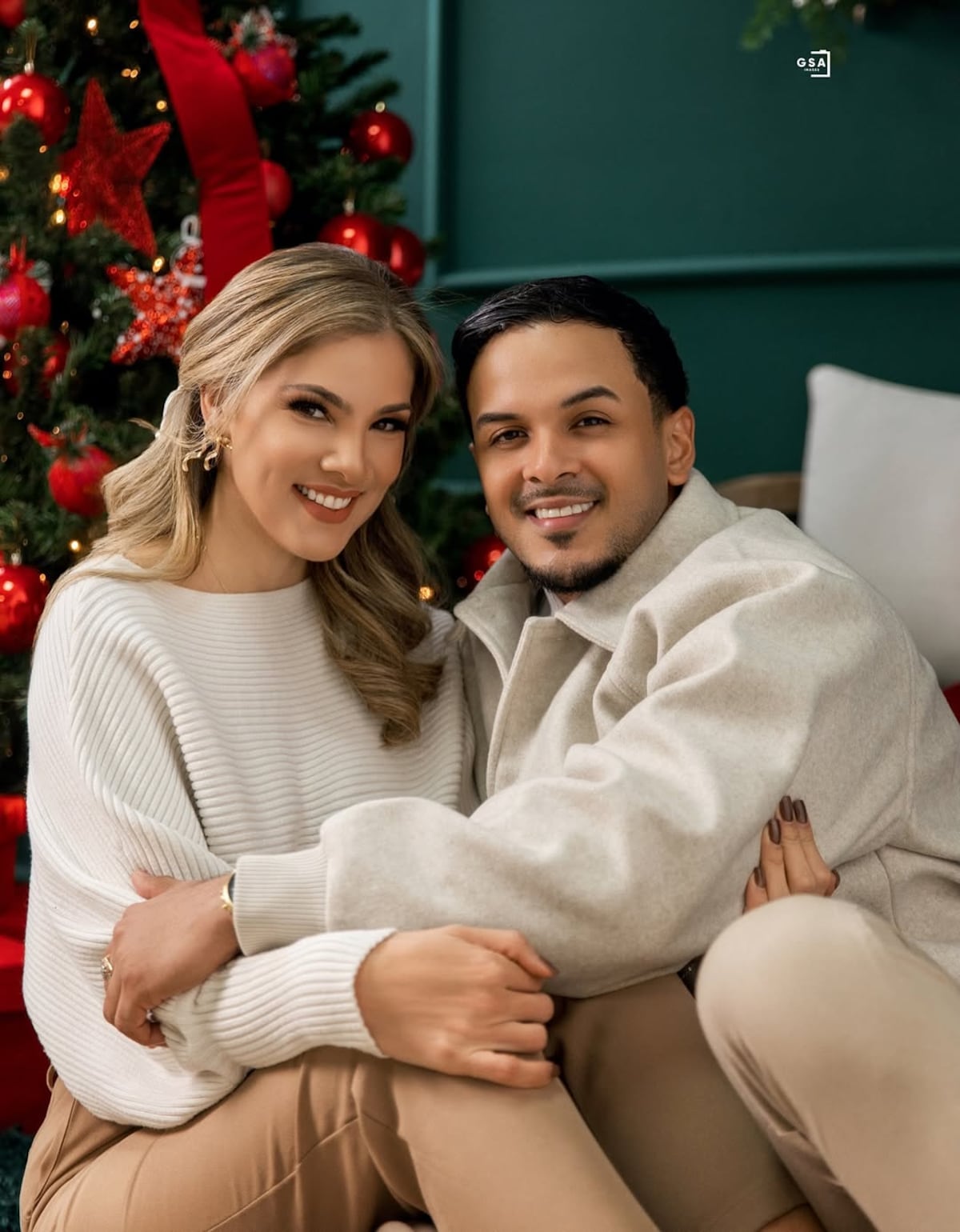 Entre besos y sonrisas: La sesión de fotos navideñas del ex ‘Esto es Guerra’ Kevin Fernández y Señorita Panamá 2010, Anyoli Ábrego