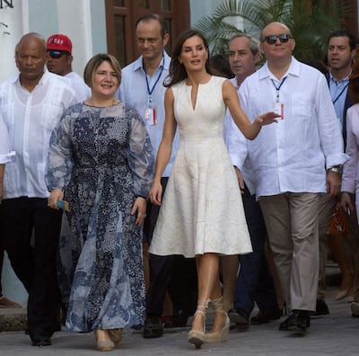 Felipe, de guayabera, y Letizia, de Carolina Herrera, en La Habana Vieja