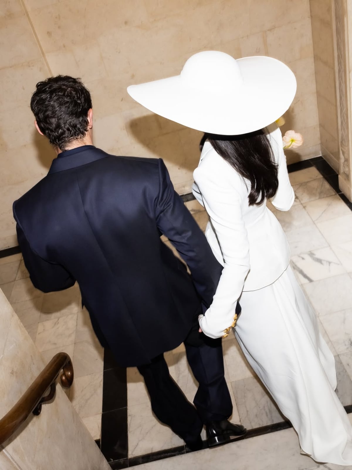 Dua Lipa se casa vestida de Schiaparelli y estas son las primeras fotos de su boda con Callum Turner