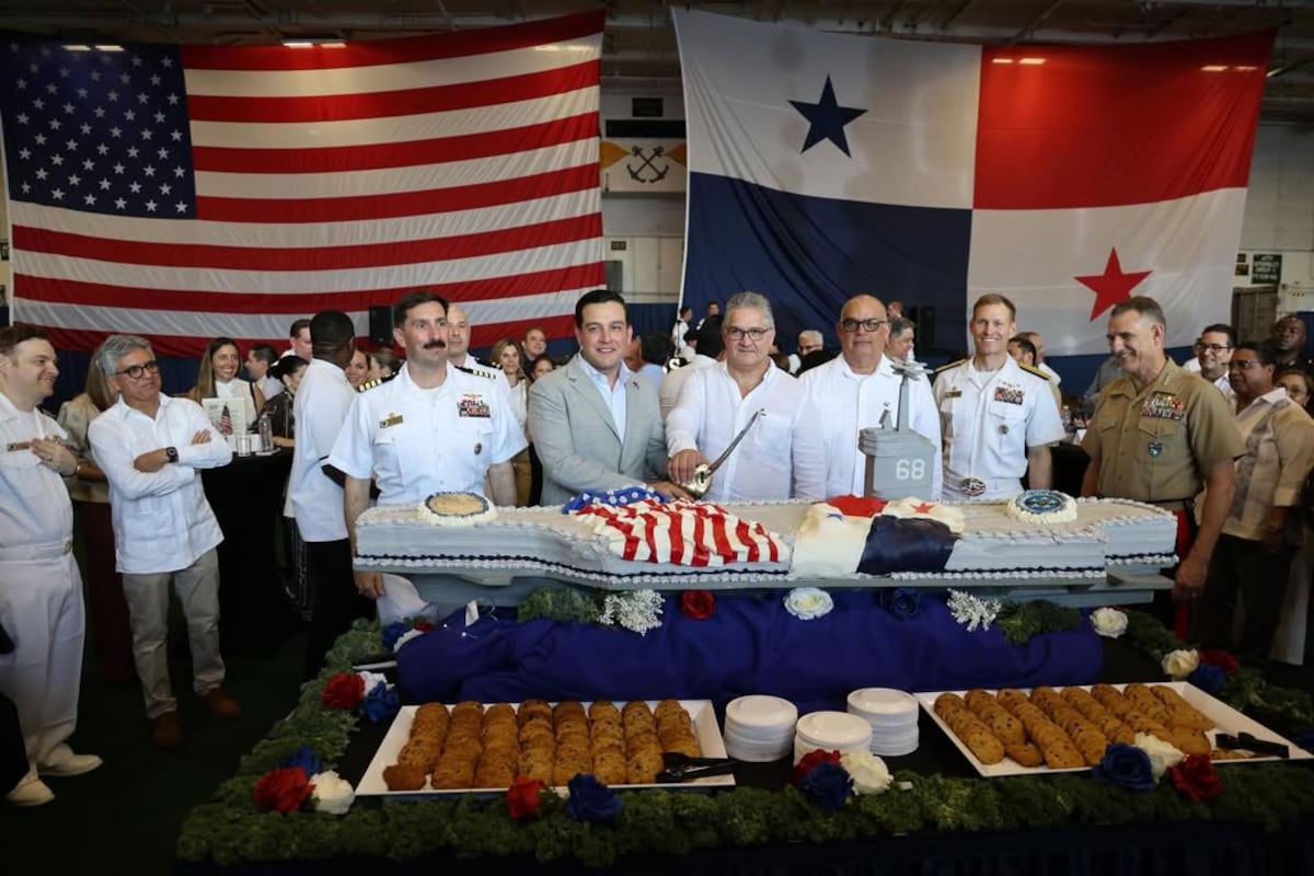 El embajador Kevin Cabrera y su esposa Andrea Altamirano-Duque en la recepción diplomática a bordo del USS Nimitz