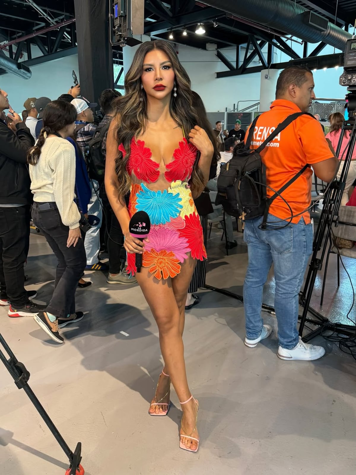 El vestido de Mónica ‘Lola’ Díaz, de diseño panameño y valorado en más de 400 dólares, para la conferencia de prensa de los Premios Juventud 2025